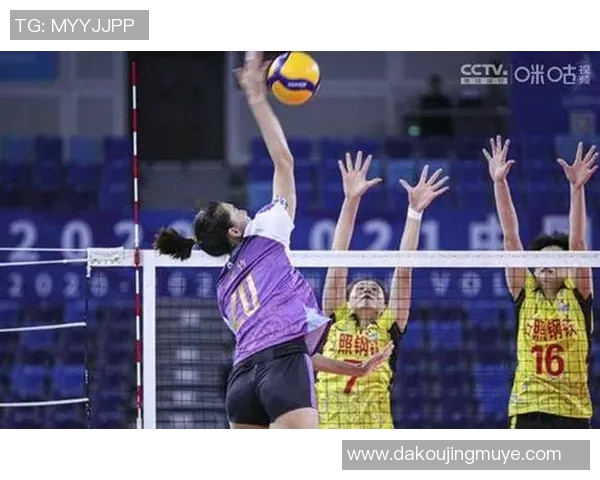 CBA青岛队与江苏咪咕队激战正酣谁能在赛场上笑到最后